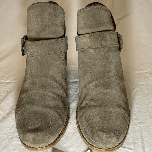 Stuart Weizman - Tan suede ankle boot with strap and buckle. Med heel. Size 9M - Picture 2 of 7